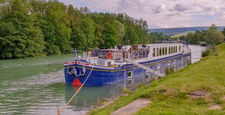 La Gabarra "Le Panache" atracado en la región de Le Champagne. CRUCEROS FLUVIALES CANALES DE FRANCIA LA PANACHE CRUCEROS FLUVIALES DE LUJO CANAL DE LA MARNE AU RHIN LE PANACHE CRUCEROS DE LUJO BARCOS PEQUEÑOS
